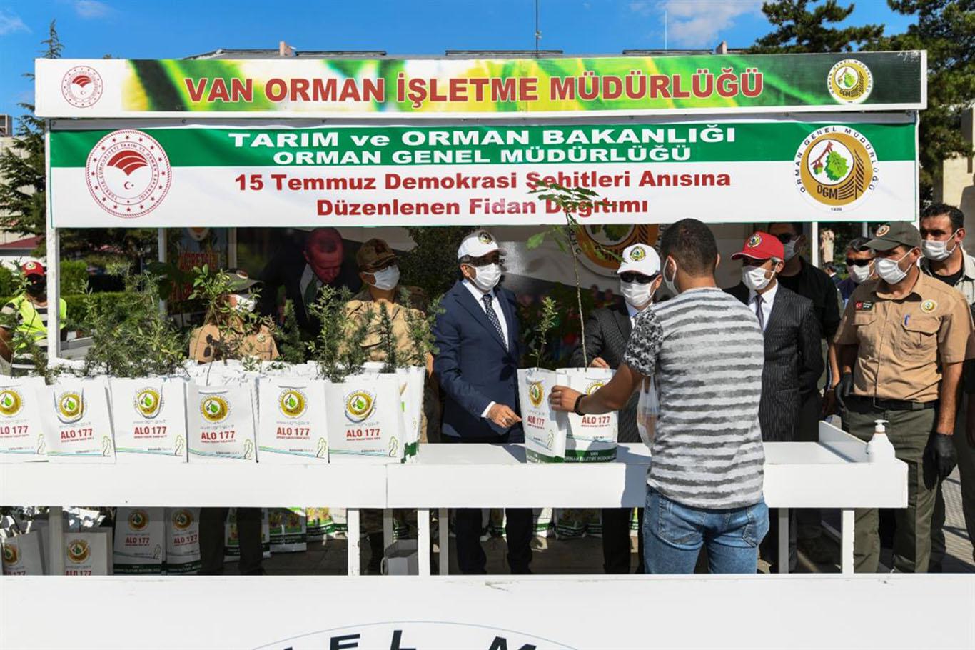 Vali Bilmez, 15 Temmuz anısına vatandaşlara fidan dağıttı
